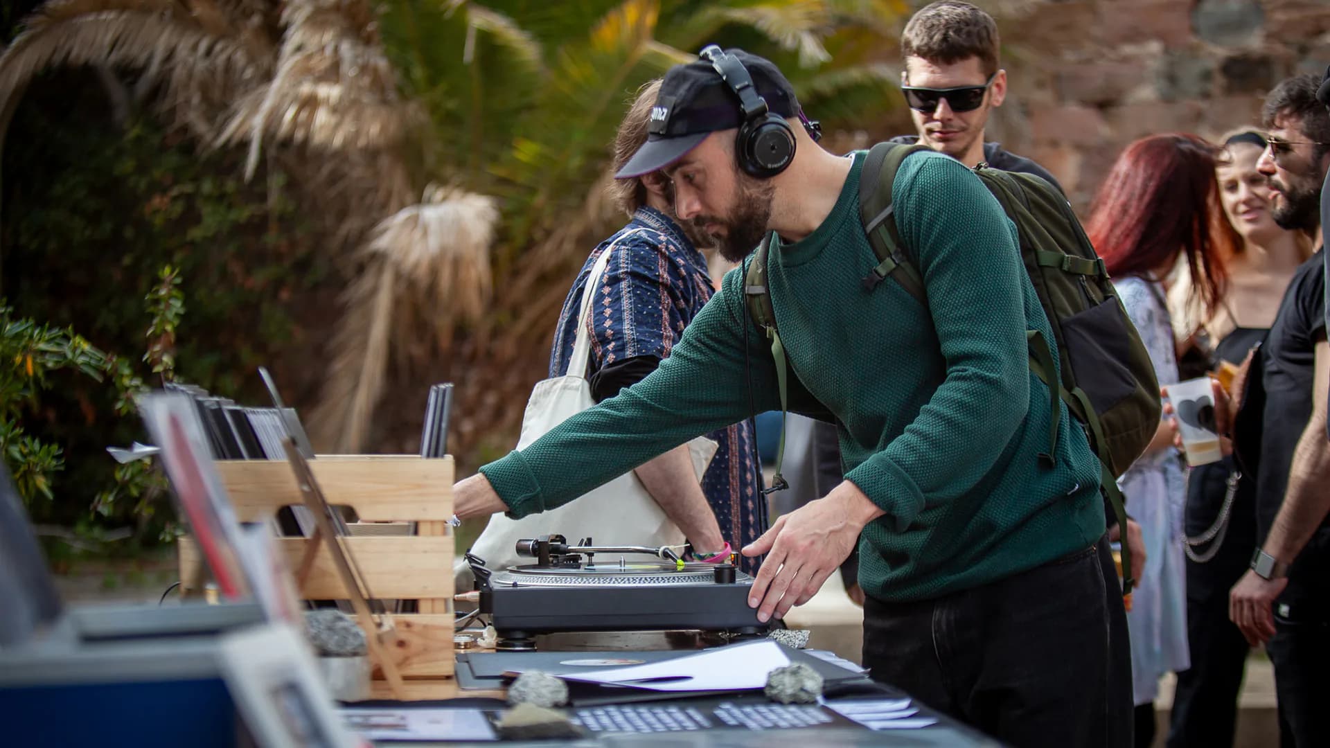 Un DJ punxant entre les caixes de discos a la Fira, la fira de discos de MOSTRA Barcelona