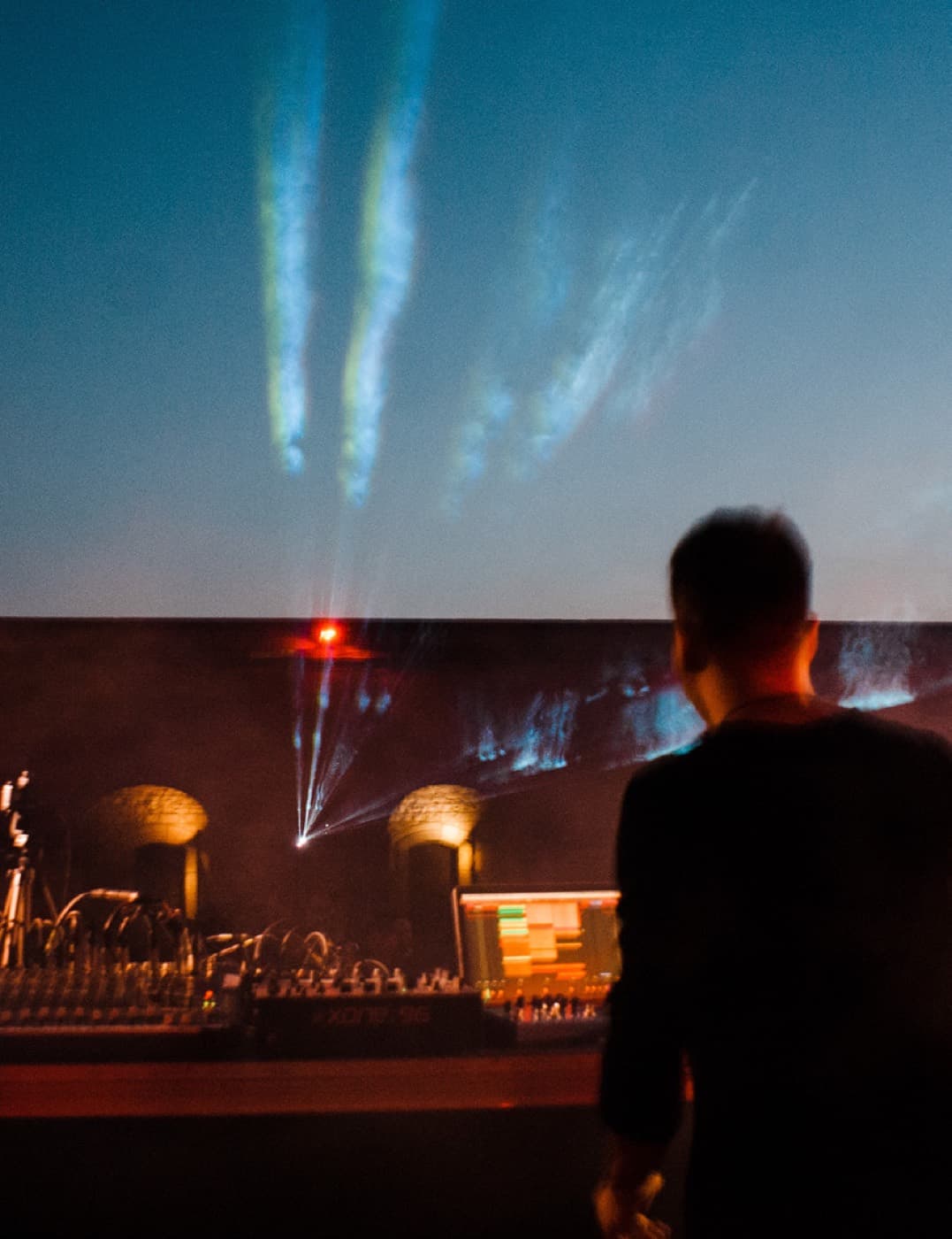 A live set in front of a projection at an ExtraMostra night