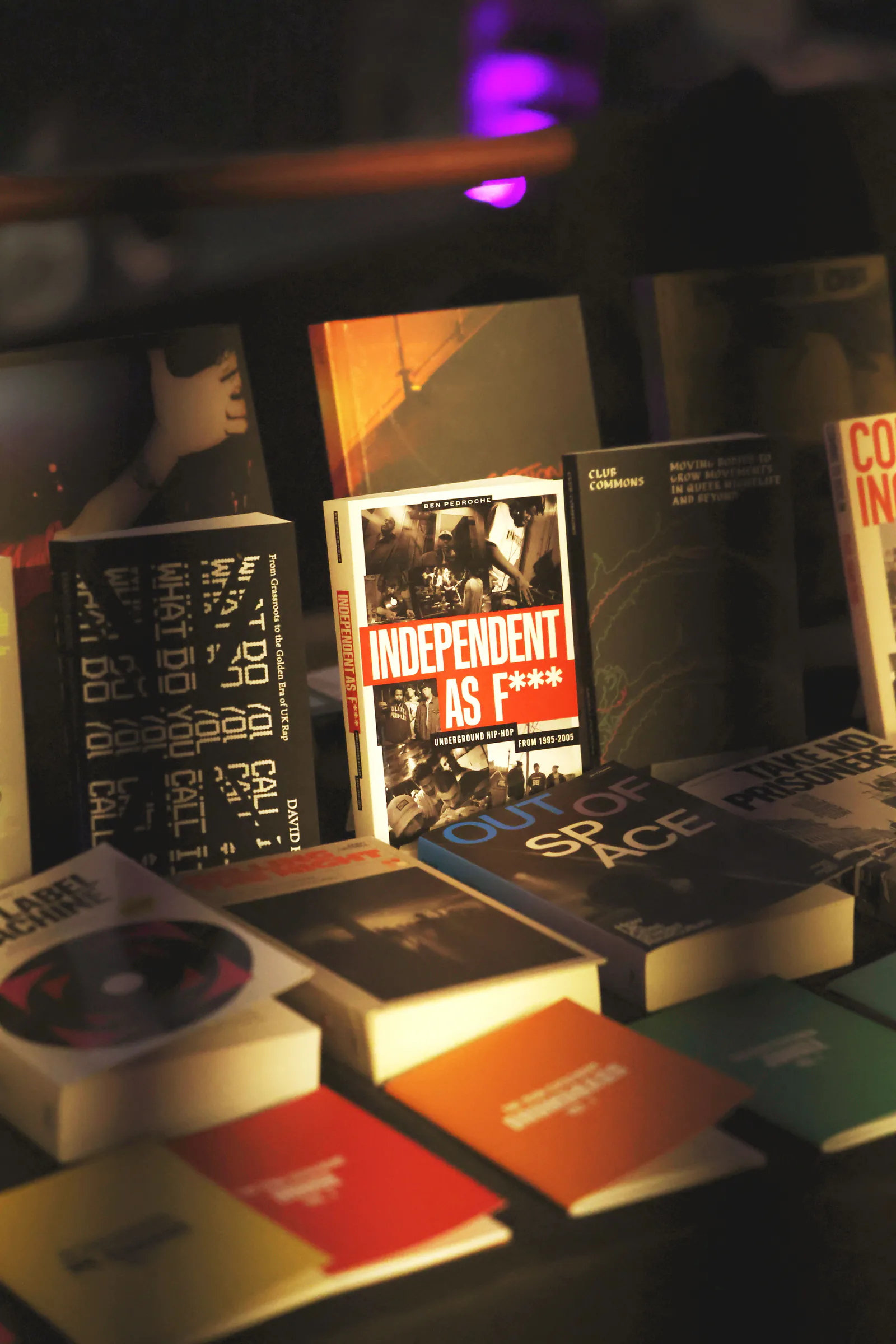 Discos i llibres exposats en una parada de la Fira, la fira de discos de MOSTRA Barcelona