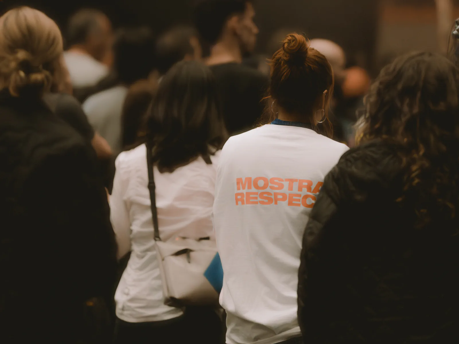 Una samarreta de MostraRespect entre el públic de la pista de MOSTRA Barcelona